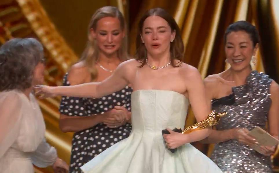 Emma Stone'un elbisesi Oscar ödül gecesinde patladı. Başına gelen pişmiş tavuğun başına gelmedi 4